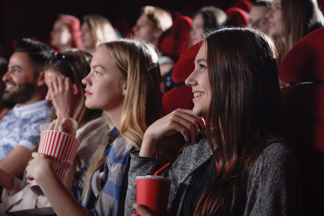 Letní kino v Rožnově promítá celé prázdniny. Přináší předpremiéru, novinky i legendární Vrchní, prchni!  
