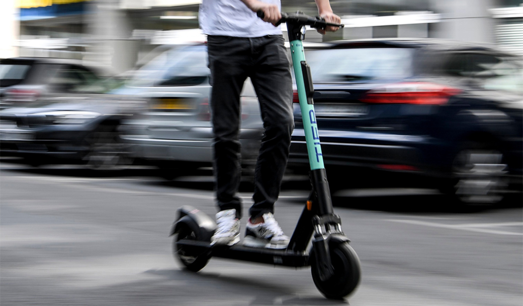 S teplým počasím vyjíždějí záchranáři častěji k nehodám s cyklisty a elektrokoloběžkami