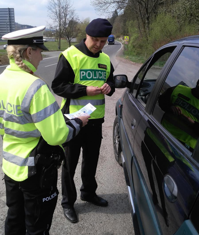 Policisté se při kontrolách zaměřili i na používání bezpečnostních pásů a dětských autosedaček 