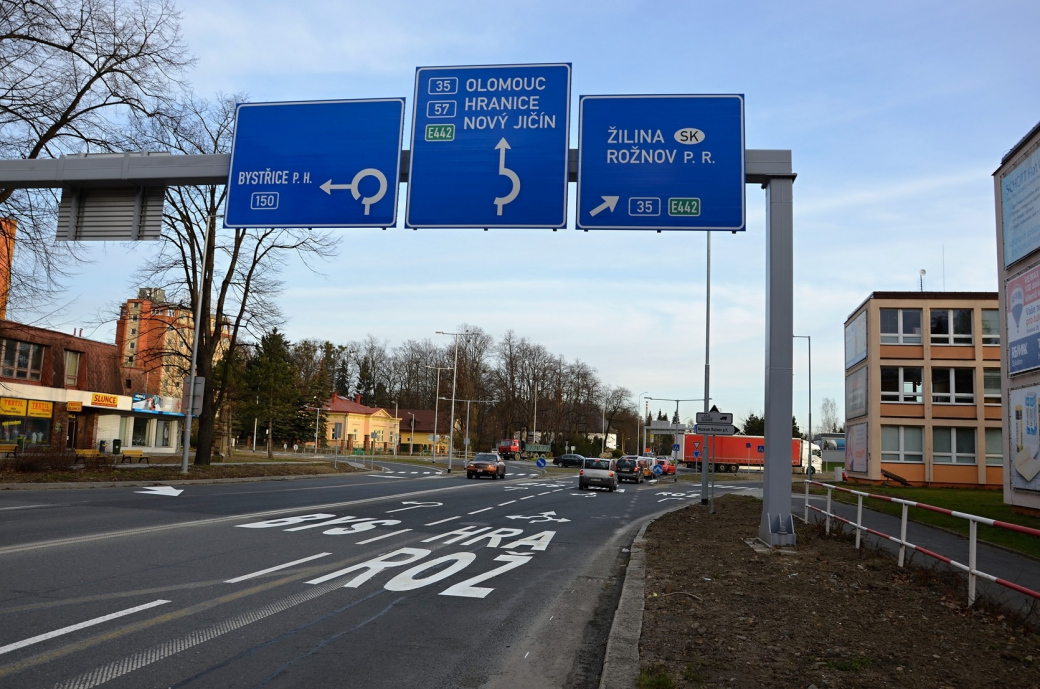 Křižovatka ve Valašském Meziříčí má nové dopravní značení