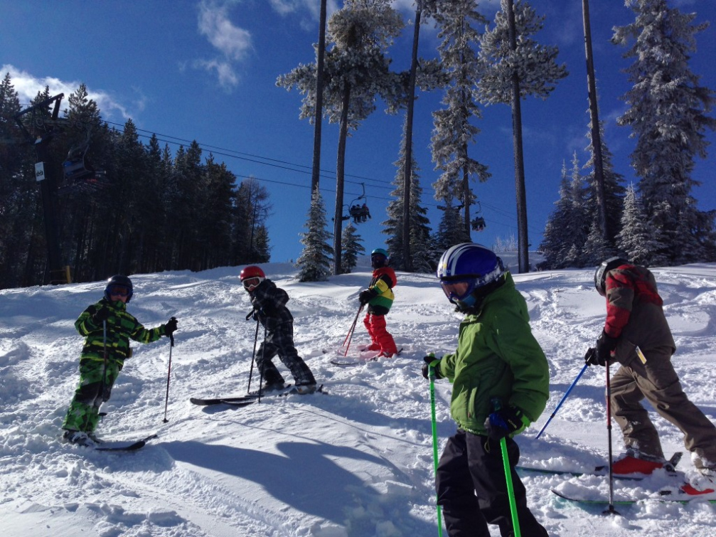 Srbští školáci z partnerského Čačaku lyžovali ve Velkých Karlovicích
