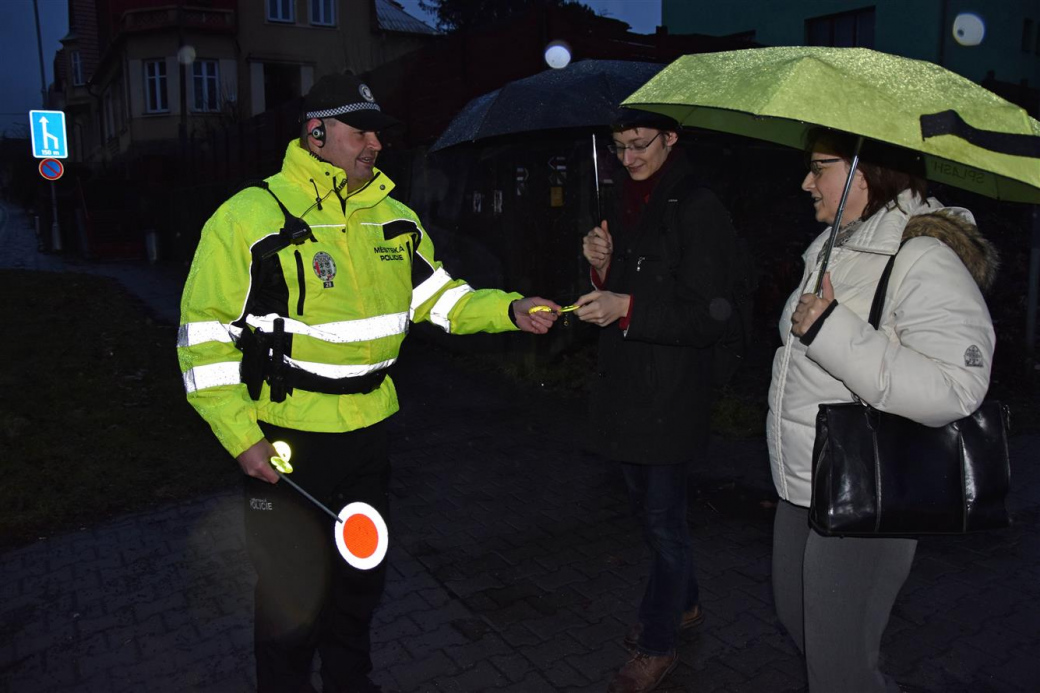 Městská policie ve Valašském Meziříčí rozdávala reflexní prvky