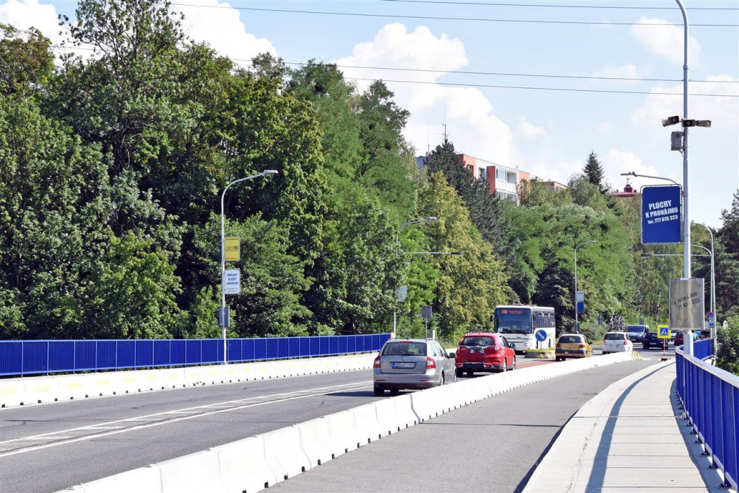 Betonová svodidla zvýšila bezpečnost mostu ve Valašském Meziříčí, ŘSD chystá jeho opravu