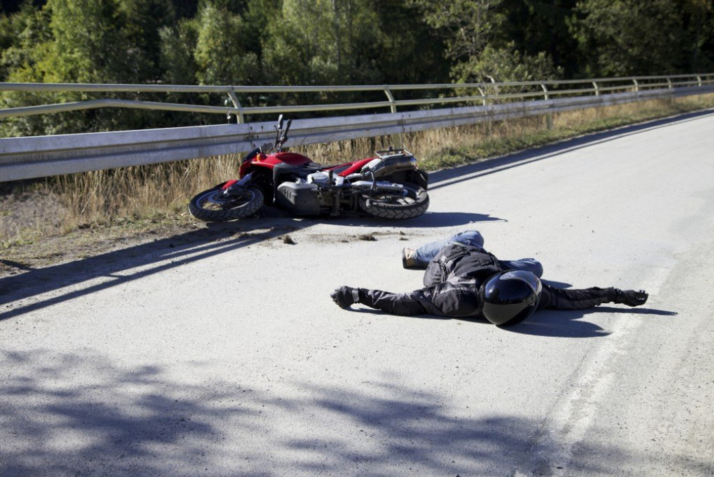 Mladistvý řidič narazil do protijedoucího motocyklu. Nadýchal 2 promile