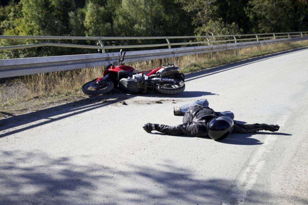 Motorkář nezvládl zatáčku a skončil ve svodidlech