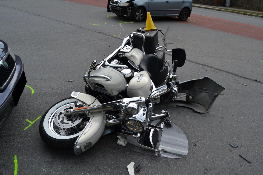 Po střetu s autem utrpěl motorkář těžké zranění