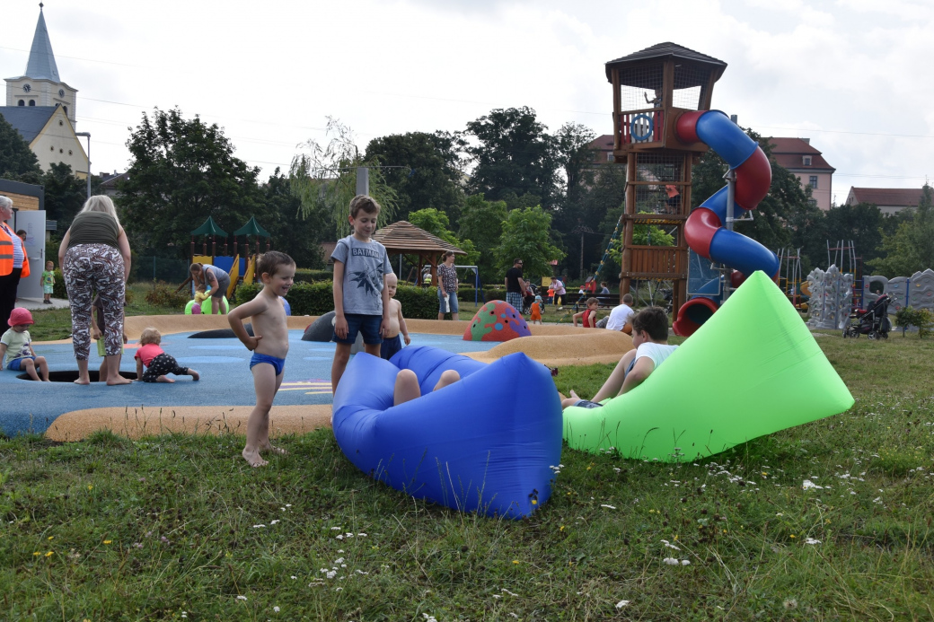 Dětské hřiště na Vodní nabízí ležení na vzduchových pohovkách