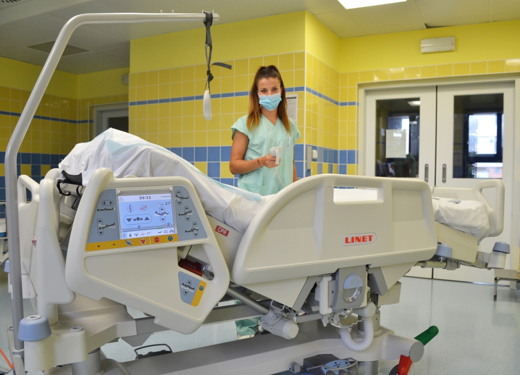 Nemocnice AGEL Valašské Meziříčí pořídila na anesteziologicko-resuscitační oddělení moderní polohovatelné lůžko