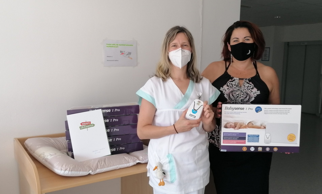 Novorozenecké oddělení Nemocnice AGEL Valašské Meziříčí převzalo šest nových přístrojů pro bezpečný spánek novorozenců 