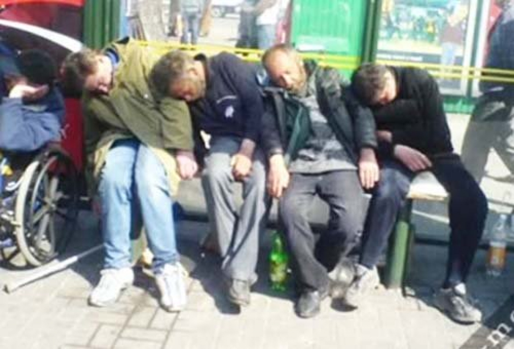 Tři agresivní opilci putovali na záchytku