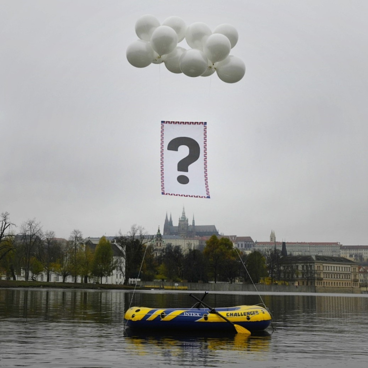 Nad Hradem se vznáší otazník. Milion chvilek vizuální instalací upozorňuje na blížící se prezidentské volby i důležitost toho, aby na Hradě usedl demokrat