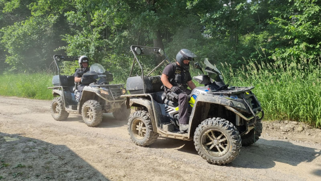 Policisté se zaměřili na motorkáře v lesích. Řešili téměř dvě desítky přestupků 