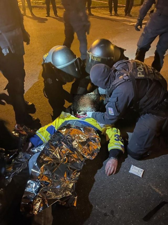 Pseudofanoušci se vzájemně napadli. Policejní pořádkové jednotky zasahovaly i na stadionu 