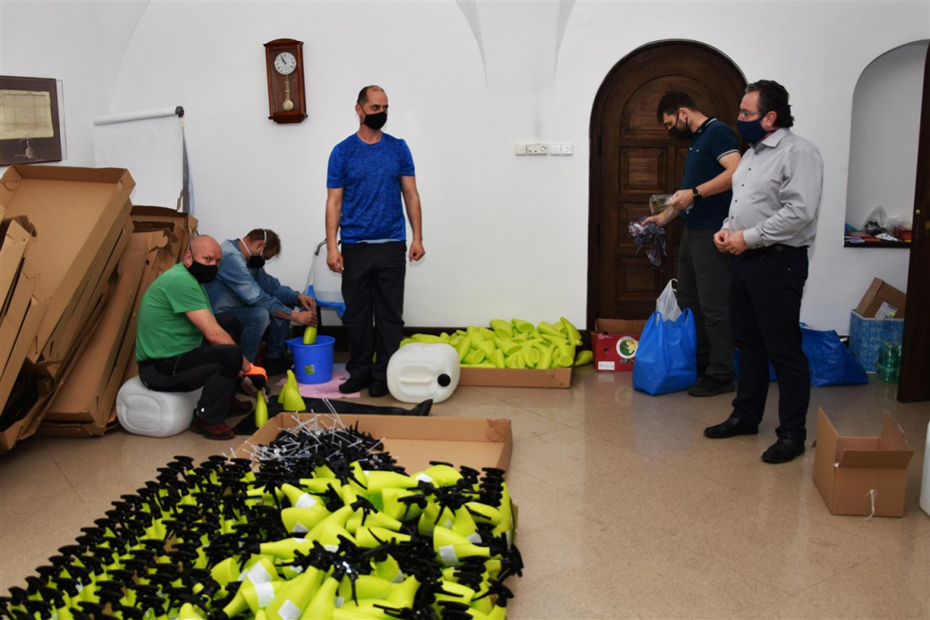 Roušky a dezinfekci obdrží ve Valašském Meziříčí dalších 2 800 seniorů