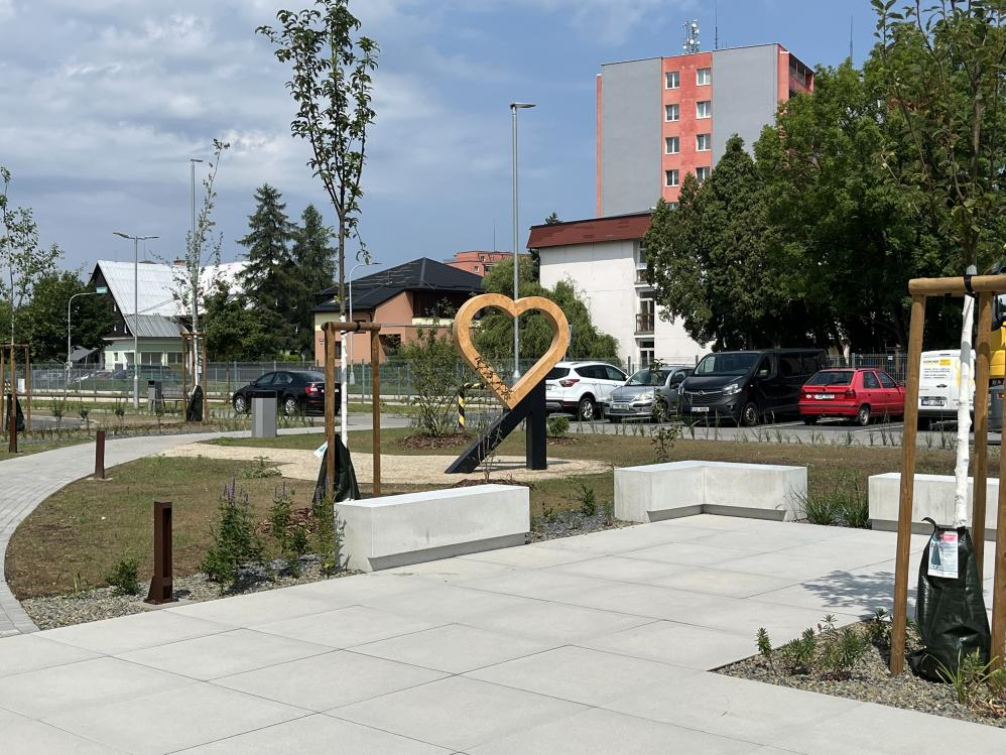 Modernizace přednádražního prostoru v Rožnově je dokončena. Nová vstupní brána do města nabízí zeleň, parkování i občerstvení