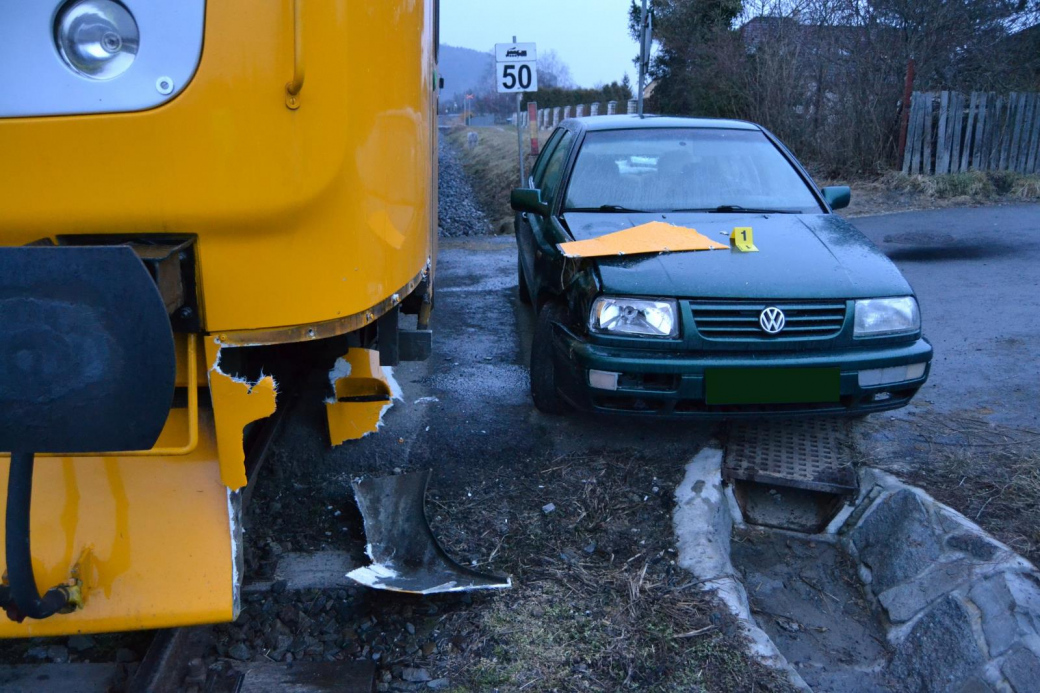 Střet osobního auta s vlakem se obešel bez zranění 