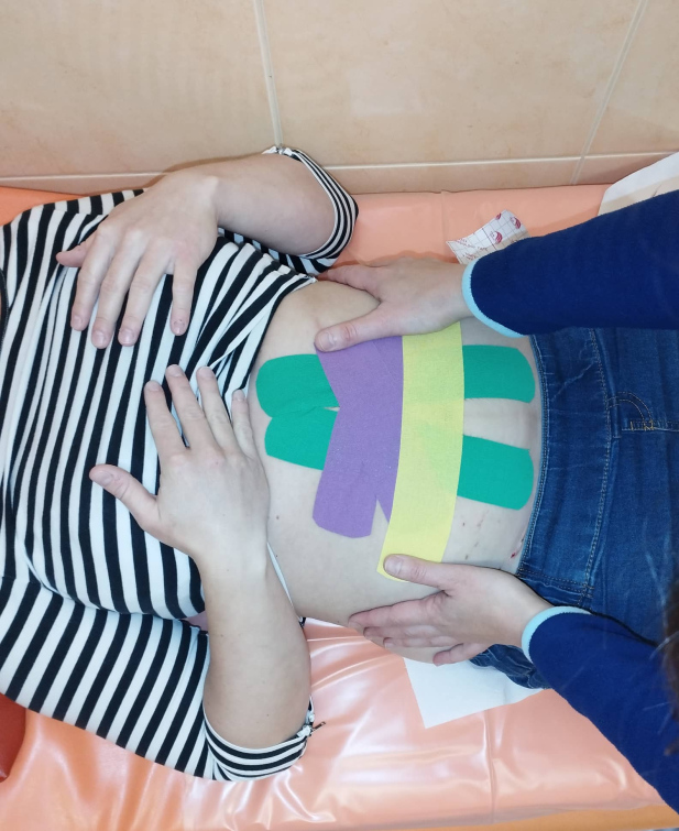 Porodní oddělení Nemocnice AGEL Valašské Meziříčí nabízí maminkám využití kineziologických tejpů