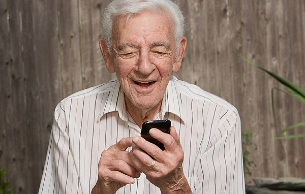 Rožnovská radnice  zvažuje telefony pro seniory