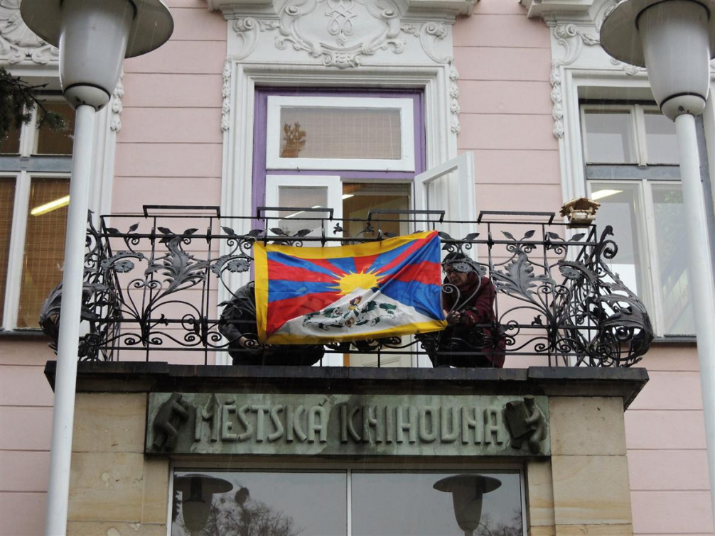Rožnovští zastupitelé tibetskou vlajku nechtějí. Vyvěšena je alespoň na budově městské knihovny 