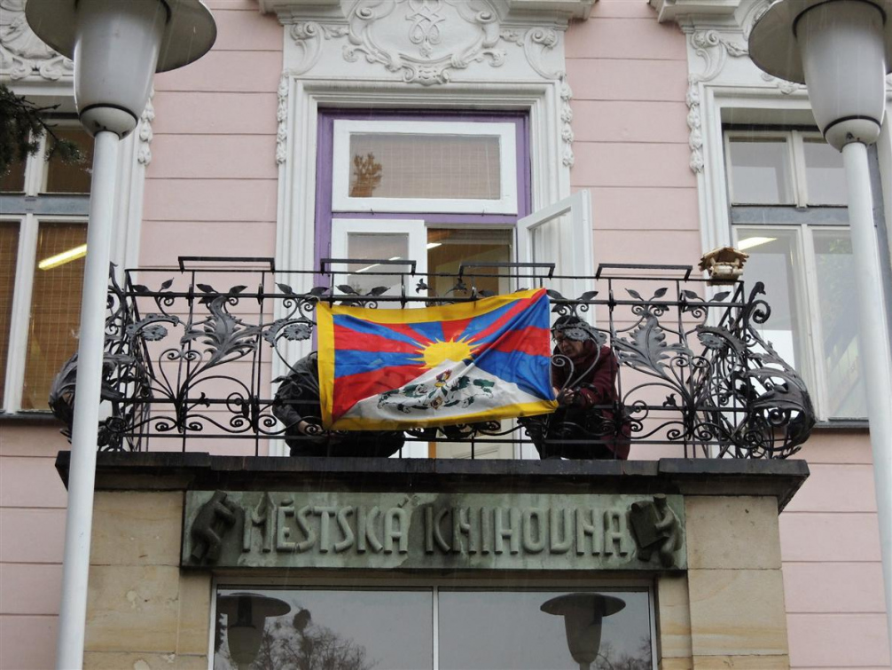 Rožnovští zastupitelé tibetskou vlajku nechtějí. Vyvěšena je alespoň na budově městské knihovny