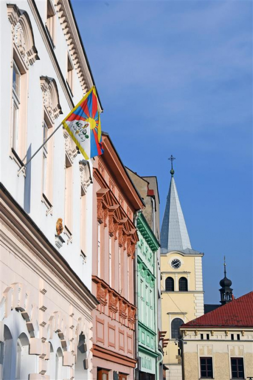 Na radnici ve Valašském Meziříčí vyvěsili tibetskou vlajku