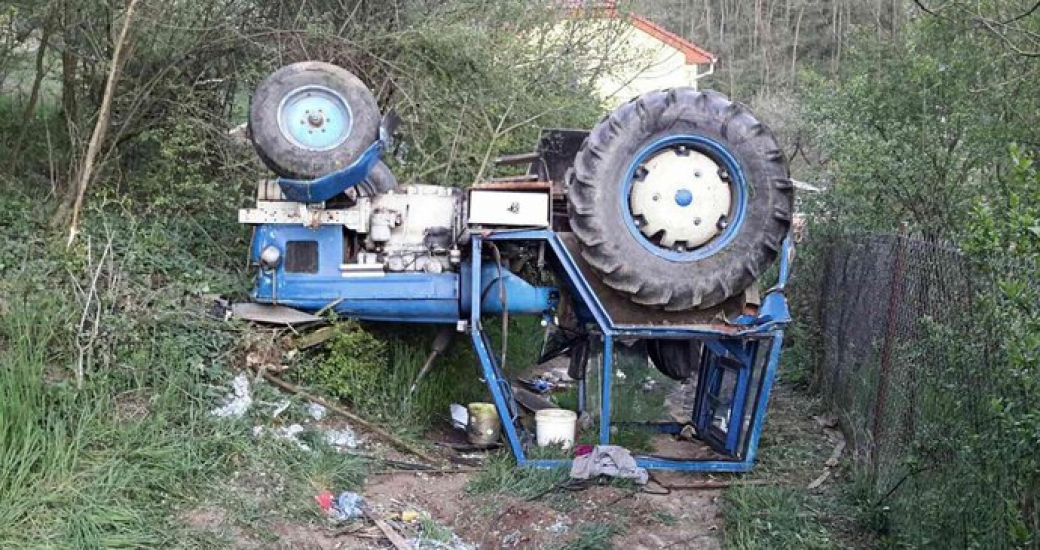 Traktor s pěti lidmi se zřítil ze svahu. Dva muži zemřeli