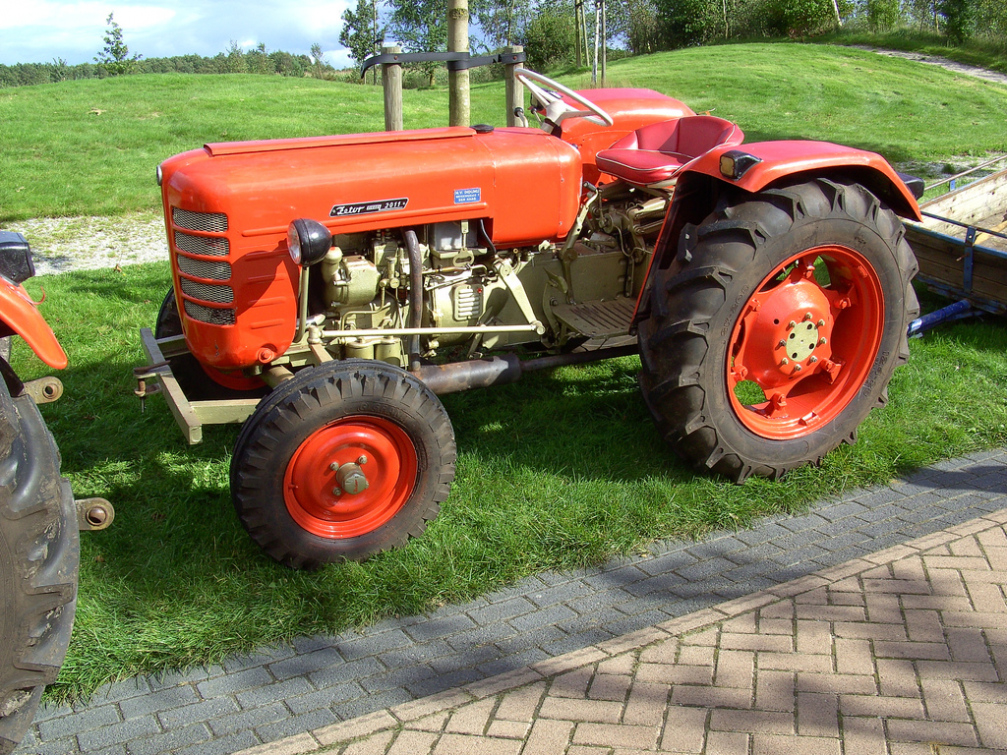 Odstavený traktor se stal terčem zloděje. Vzal řetězy, kleště i naftu