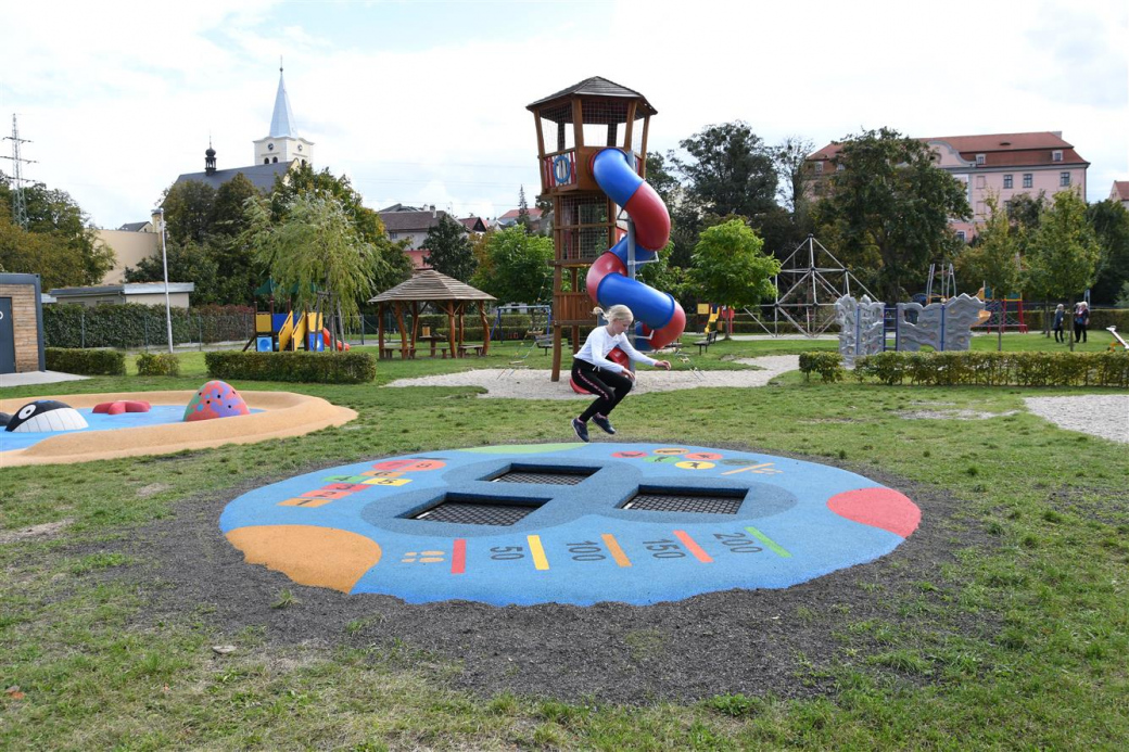 Nové trampolíny zdobí hřiště na ulici Vodní 