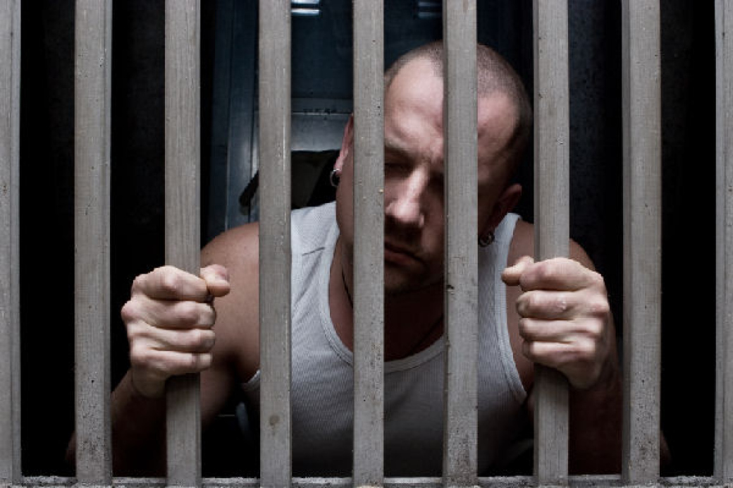 Dvaadvacetiletý recidivista s pěti záznamy v rejstříku trestů je opět za mřížemi 