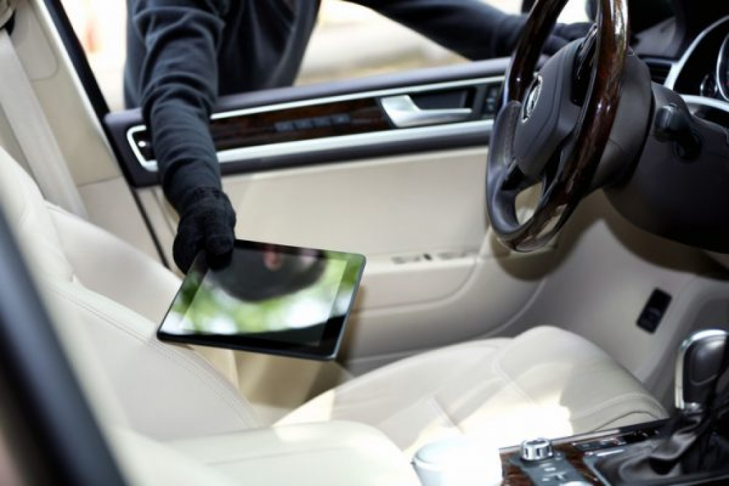 Policie varuje: Nenechávejte své věci v autě