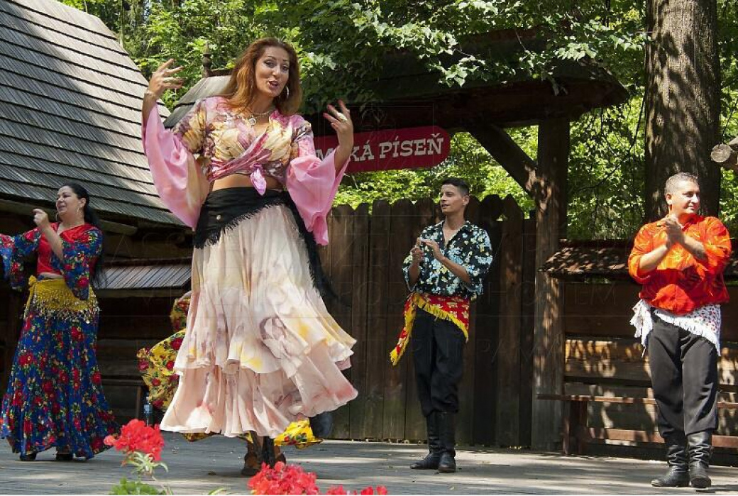 Víkend v Rožnově: Romský festival, Anenská pouť, Sochy z písku nebo recitál Dagmar Andrtové Voňkové