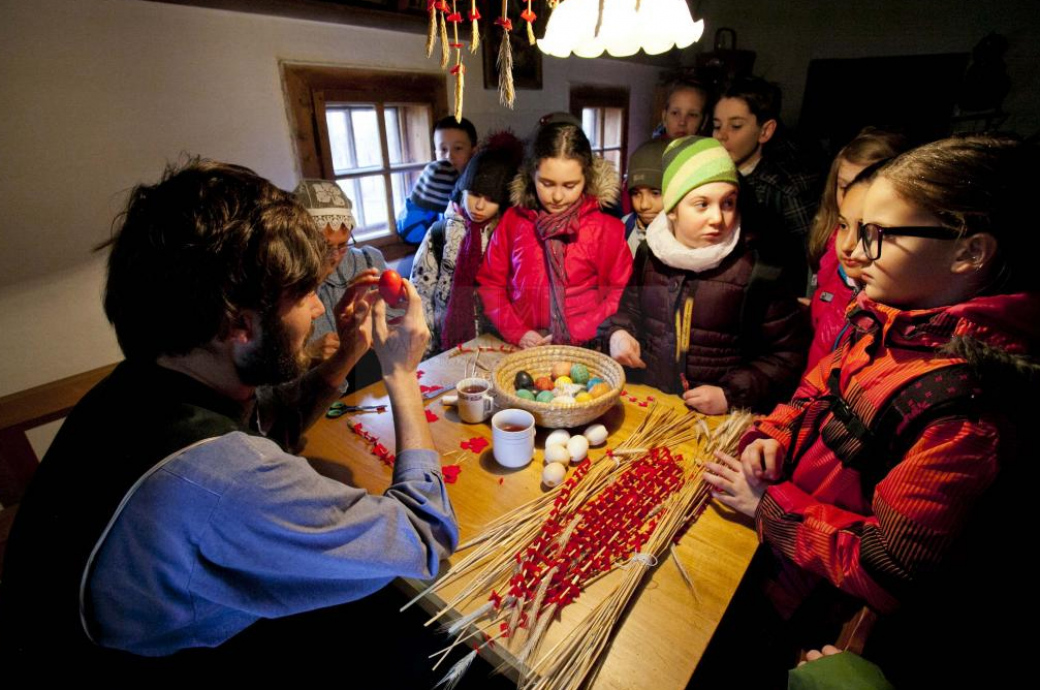 Velikonoce na Valašsku: Jarmark, jízda parním vlakem, cimbálovka nebo pletení pomlázek