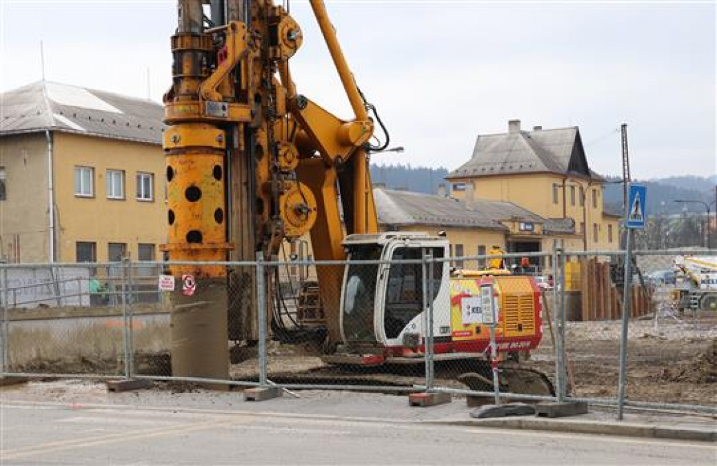 Práce na podzemním parkovišti v přednádraží pokračují