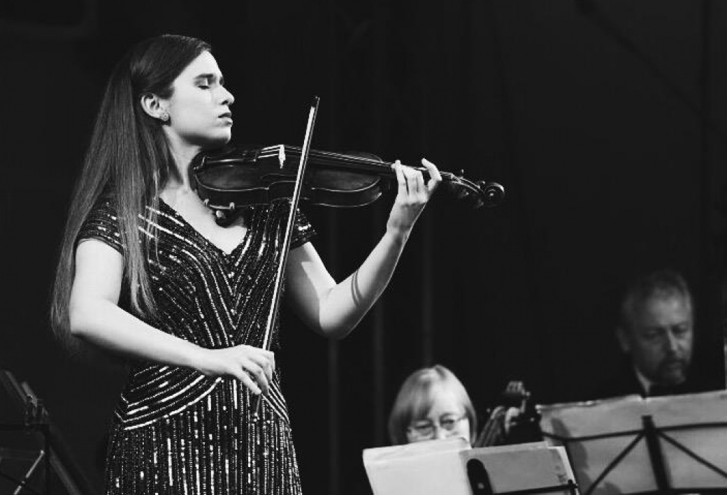Závěrečný koncert Komorního cyklu vážné hudby ve Vsetíně bude patřit houslovému recitálu Julie Svěcené