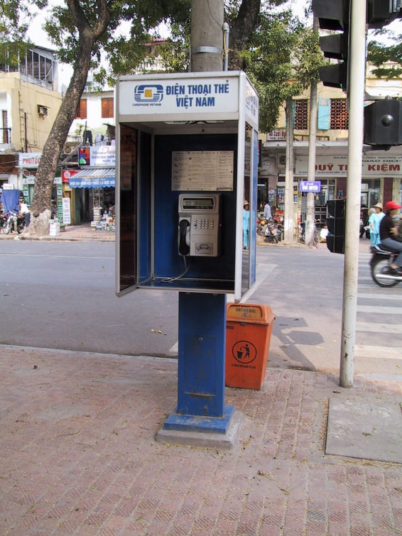 Z Rožnova zmizí staré telefonní automaty