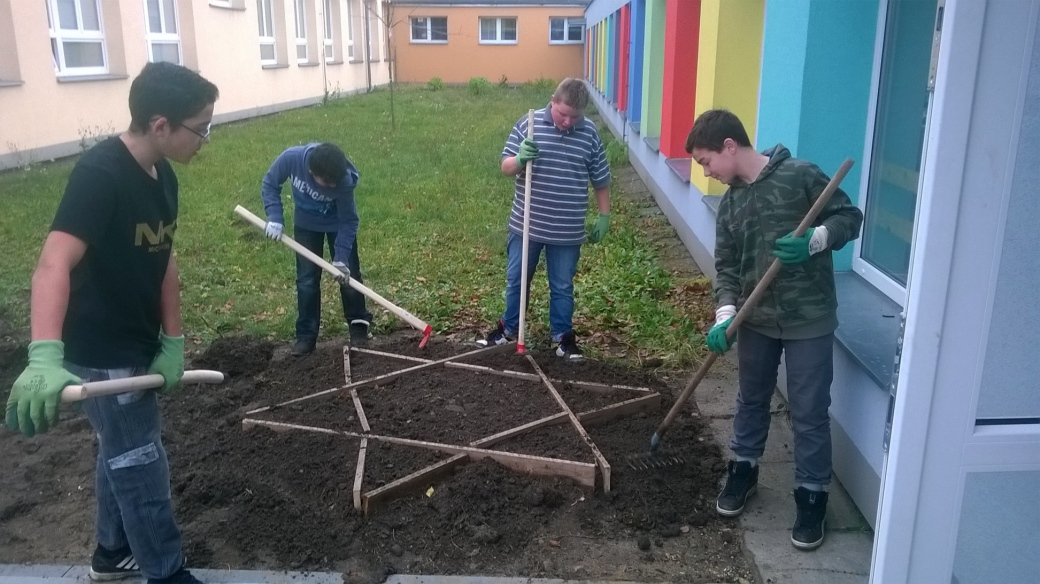 Žáci ze základní školy Křižná sázeli cibulky za dětské oběti holocaustu