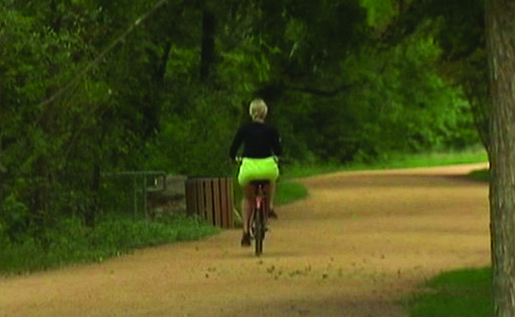 Gauner přepadl cyklistku za bílého dne na cyklostezce!