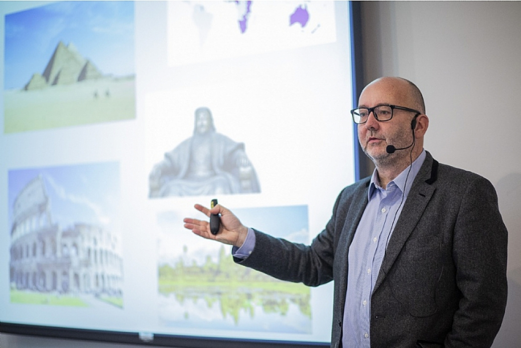 Profesor Miroslav Bárta: Sociální sítě jsou zničující jako užívání drog