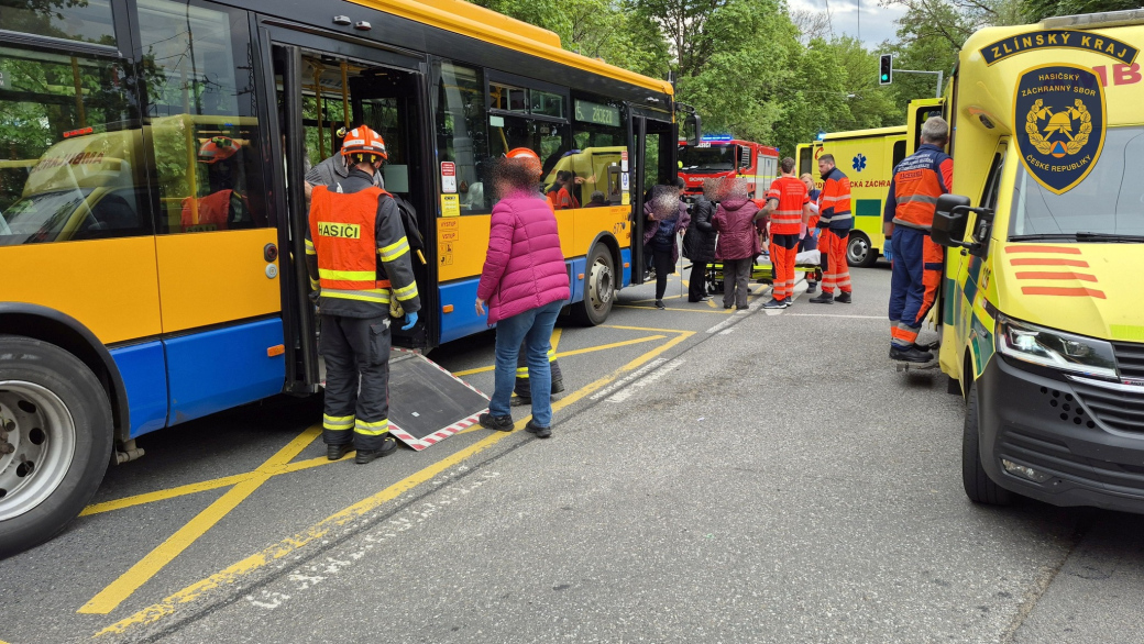 Autobus se srazil s osobákem. Sedm zraněných seniorů 