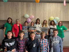 ADRA rozdávala sociálně slabým rodinám batohy se školním vybavením