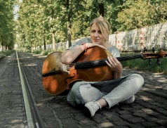 Koncert zpěvačky a violoncellistky Bárové v M-klubu