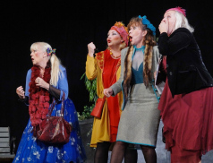 Nejstarší řemeslo. Tragikomedie o ženách, kterým nezbývá než dřít do roztrhání těla