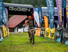 Deštivý závod Bike Valachy Bílá vyhrál osmnáctiletý Zlíňan Havlík. Bahno mu přišlo vhod