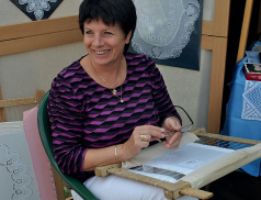 Zámek v Lešné u Valašského Meziříčí ovládnou krajky a výšivky