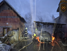 V Zašové shořela kůlna i s automobilem