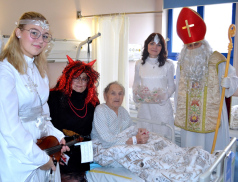 Mikuláš se svou družinou ani tentokrát nezapomněl na malé i velké pacienty Nemocnice AGEL Valašské Meziříčí