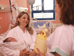 Nemocnice AGEL Valašské Meziříčí podporuje kojení také zapůjčením odsávaček mateřského mléka