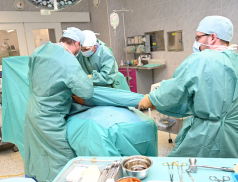 Chirurgové v Nemocnici AGEL Valašské Meziříčí zavádějí pokrokové modulární implantáty při operacích kyčelního kloubu