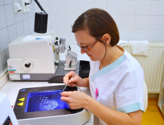 Nová vodní lázeň na patologii v Nemocnici AGEL Valašské Meziříčí pomůže odhalit nádory s větší přesností