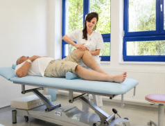 Rehabilitace Nemocnice AGEL Valašské Meziříčí posiluje vybavení o 5 nových zdravotnických lehátek